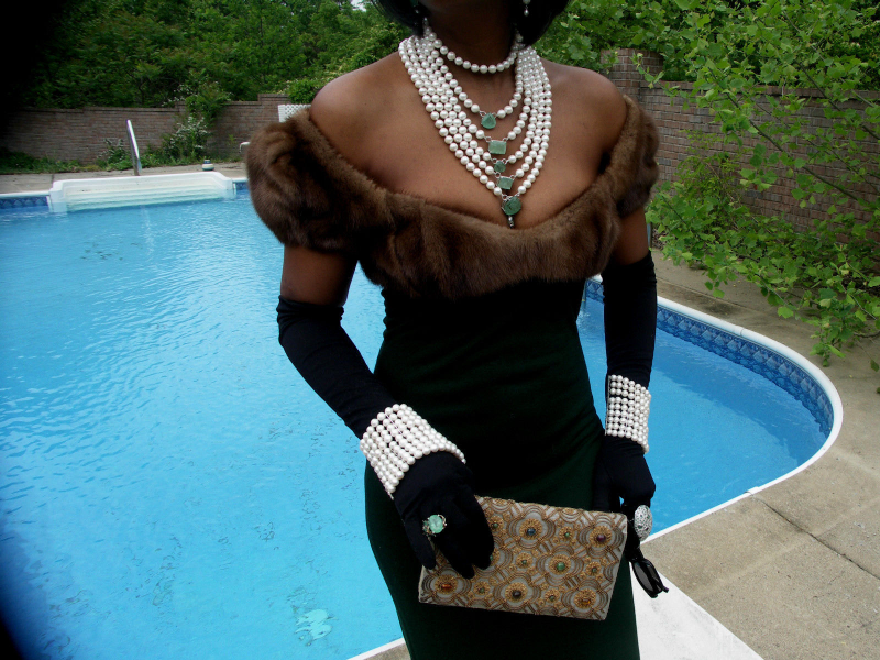 Illustration for article titled This woman has to be eBay's newest breakout star